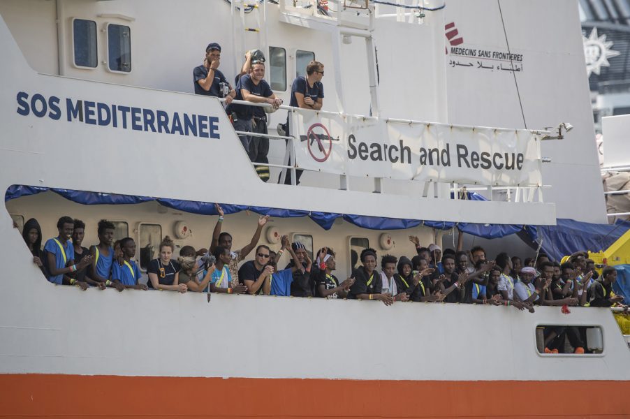 Migranter och besättning när de i augusti la till i en hamn på Malta.