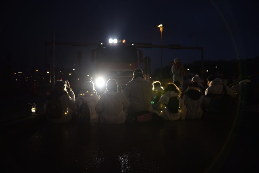 Ett 30-tal aktivister blockerade vägen ut mot energihamnen i Göteborg innan de blev bortburna av Polis.