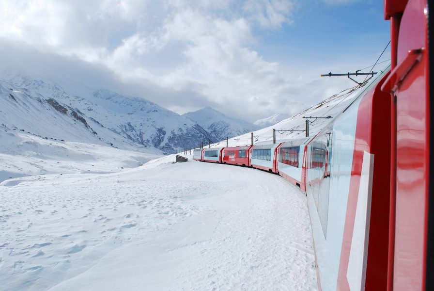 Det går utmärkt att ta tåget från Sverige hela vägen till flera skidorter både i Norden och i Alperna.