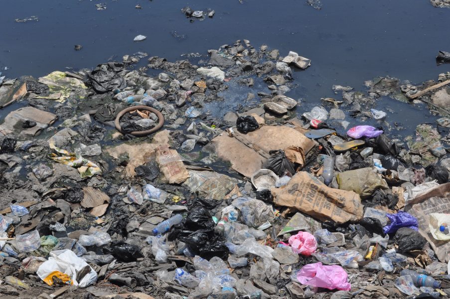 Plast förorenar haven och hotar marina ekosystem.