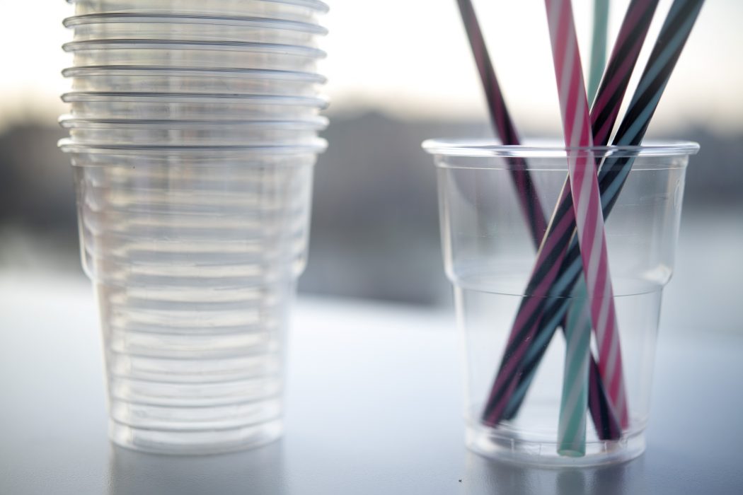 En minskning av engångsföremål i plast är ett av flera förslag från utredningen Hållbara plastmaterial.