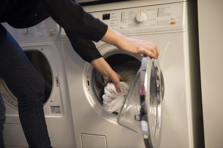 Svenskt vatten avråder från att stoppa silverbehandlade träningskläder i tvättmaskinen.