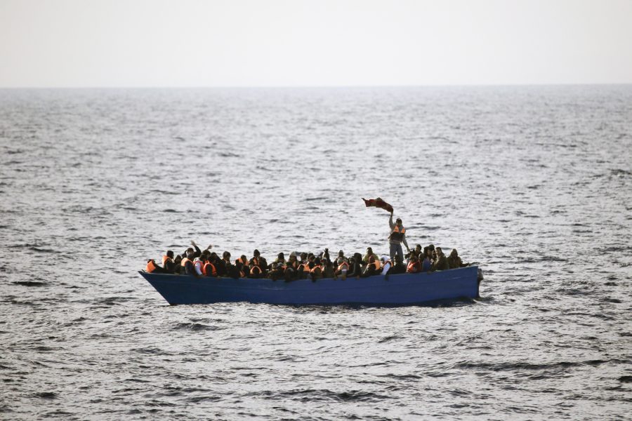 Migranter i en båt på Medelhavet.