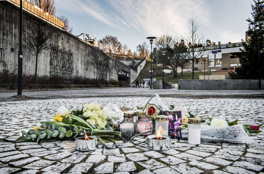 Tomas Oneborg/SvD/TT | Blommor vid tunnelbanestationen i Vårby gård där 63-åringen skadades så svårt av en handgranatsexplosion att han senare avled.