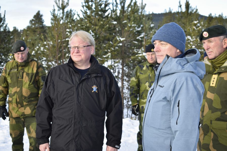 Peter Hultqvist tillsammans med Norges försvarsminister Frank Bakke-Jensen bland svenska soldater under den stora Natoövningen Trident Juncture 18 i Norge tidigare i vinter.