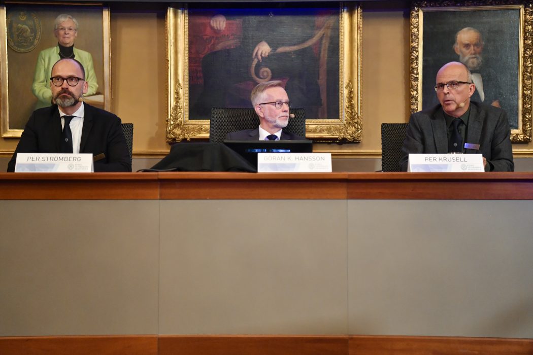 Per Strömberg, Göran K Hansson, sekreterare i Kungliga vetenskapsakademien, och Per Krusell vid årets tillkännagivande av Riksbankens ekonomipris till Nobels minne.
