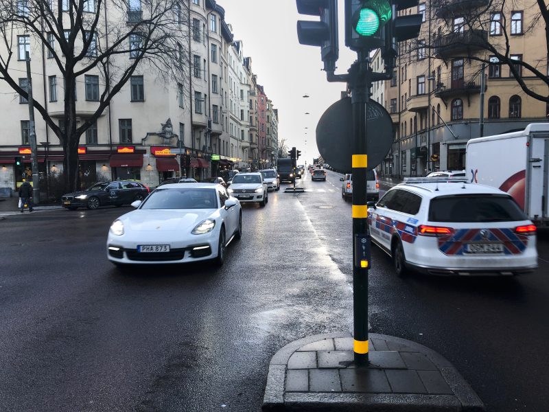 Trafiken på Hornsgatan är ofta intensiv och med det följer ett konstant buller från bilar och lastfordon.