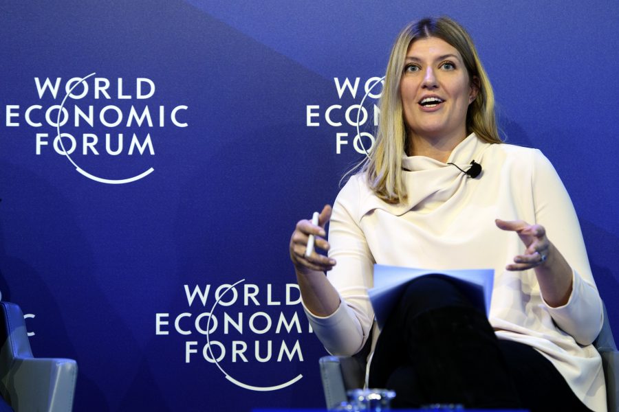 Beatrice Fihn i en paneldebatt på World Economic Forum i Davos, drygt en månad efter att hon fått ta emot Nobels fredspris för antikärnvapenorganisationen Ican.
