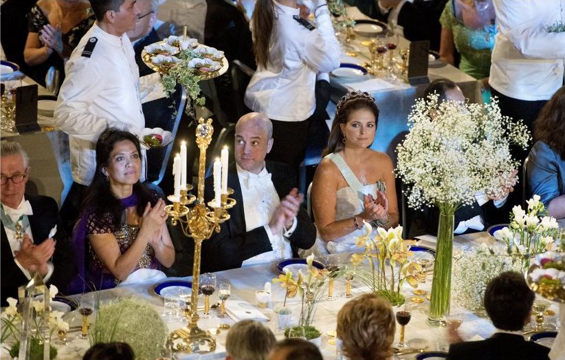 Fredrik Reinfeldt och prinsessan Madeleine applåderade när middagen bars in 2012.
