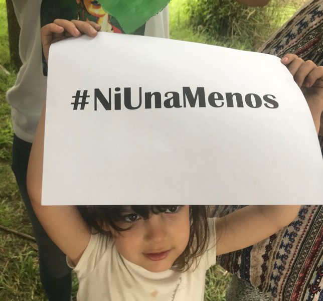 En femårig flicka håller upp en skylt med texten ”Ni una menos” (inte en till mördad kvinna) vid en manifestation den 25 november i La Plata i Argentina, den internationella dagen mot våld mot kvinnor.