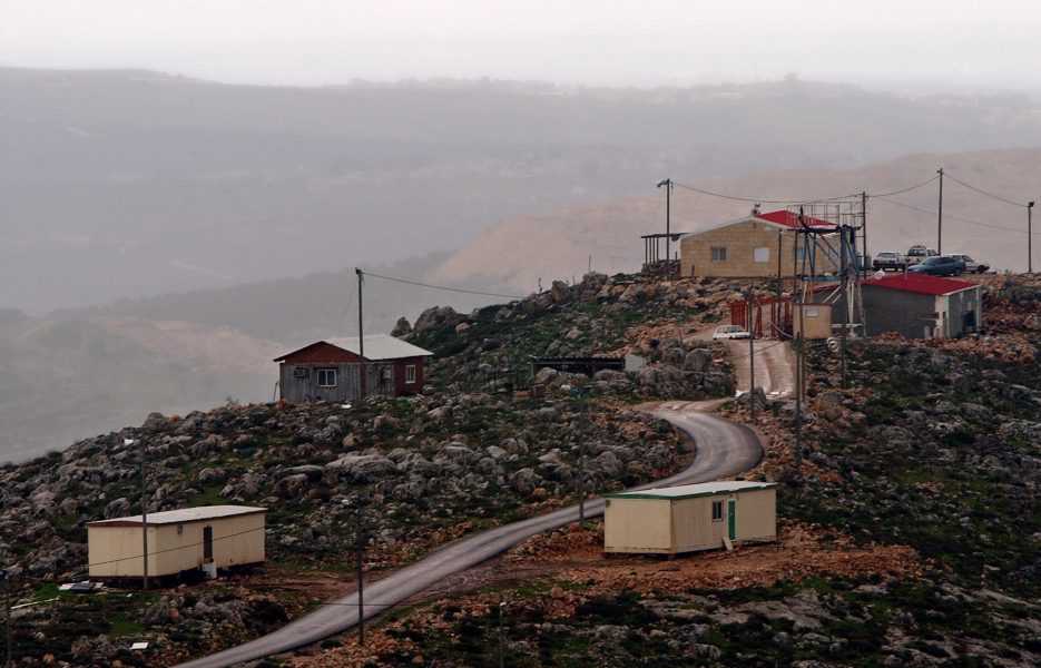 Israel tillåter bosättningar på den ockuperade palestinska Västbanken att växa med ytterligare nära 2 000 hus.