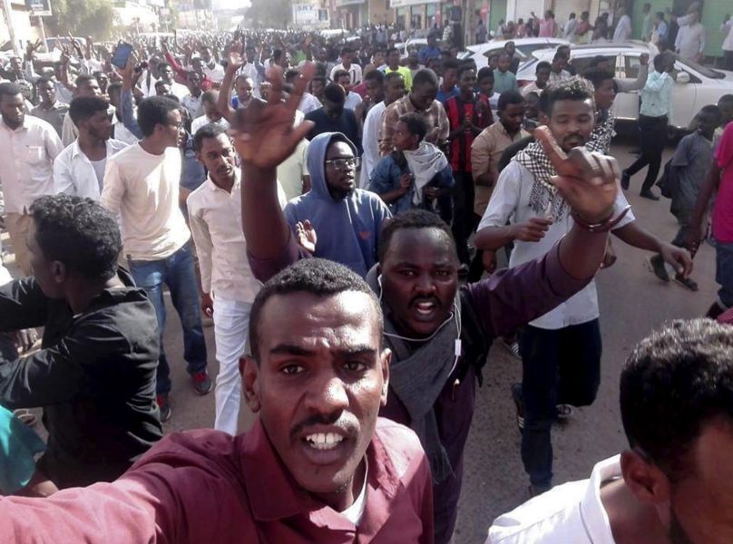 Demonstranter i Sudan har tagit upp slagorden från Arabiska våren: "Folket vill se regimens fall".