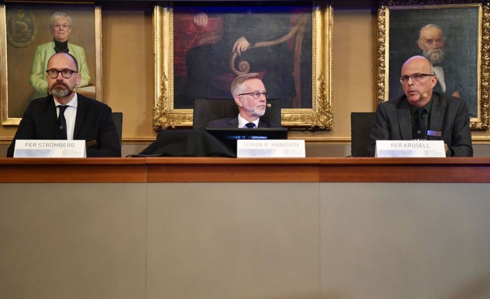 Per Strömberg, Göran K Hansson, sekreterare i Kungliga vetenskapsakademien, och Per Krusell vid årets tillkännagivande av Riksbankens ekonomipris till Nobels minne.