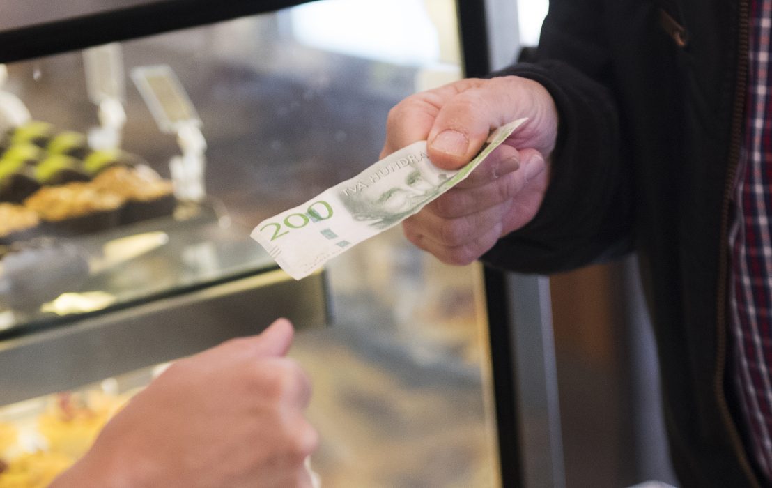 Minskad tillgång på kontanter skapar ojämlikhet.