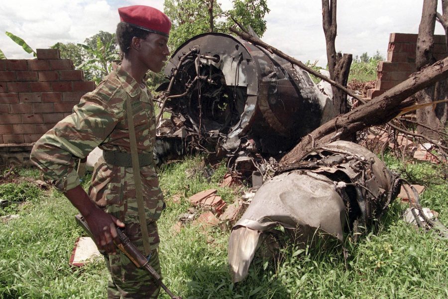 I denna bild från den 23 maj 1994 syns planet som sköts ner och var startskottet för folkmordet i Rwanda.