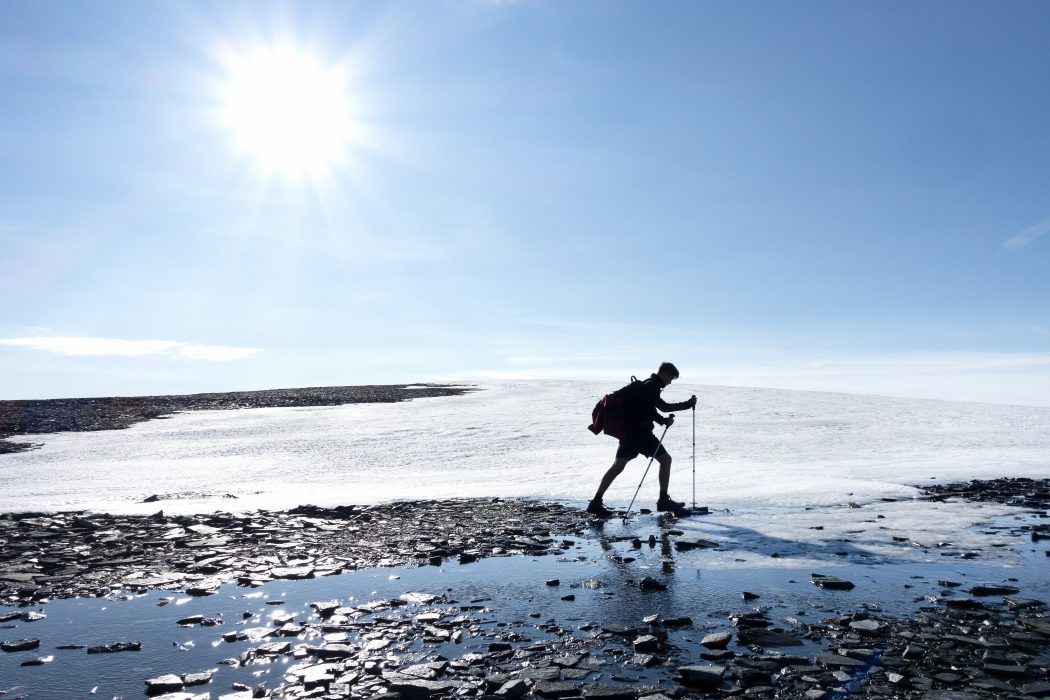 Gorm Kallestad/TT | Ovanligt mycket snö har försvunnit från Sylglaciären under den gångna varma sommaren.