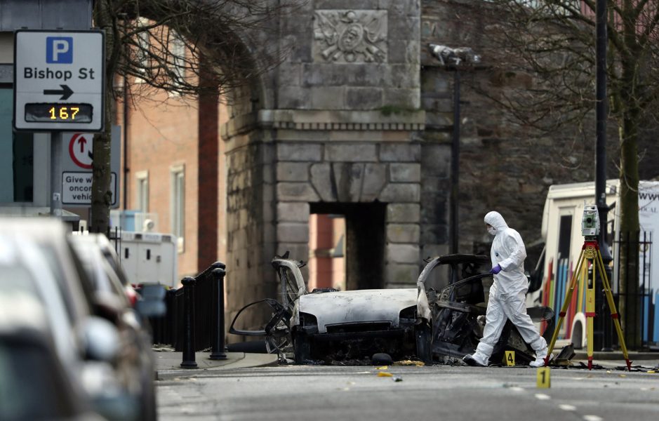 Utredare på plats i Londonderry efter lördagens bilbomb.