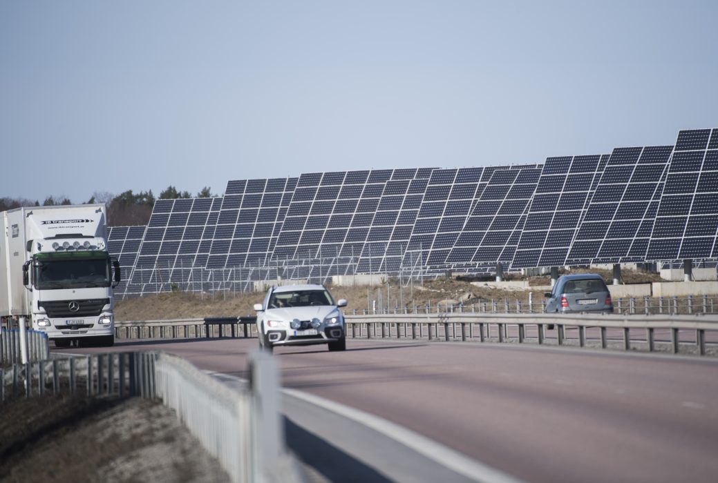 Solceller och elbilar räcker inte – det behövs en transformation av hela samhällssystemet, skriver Christer Nylander.