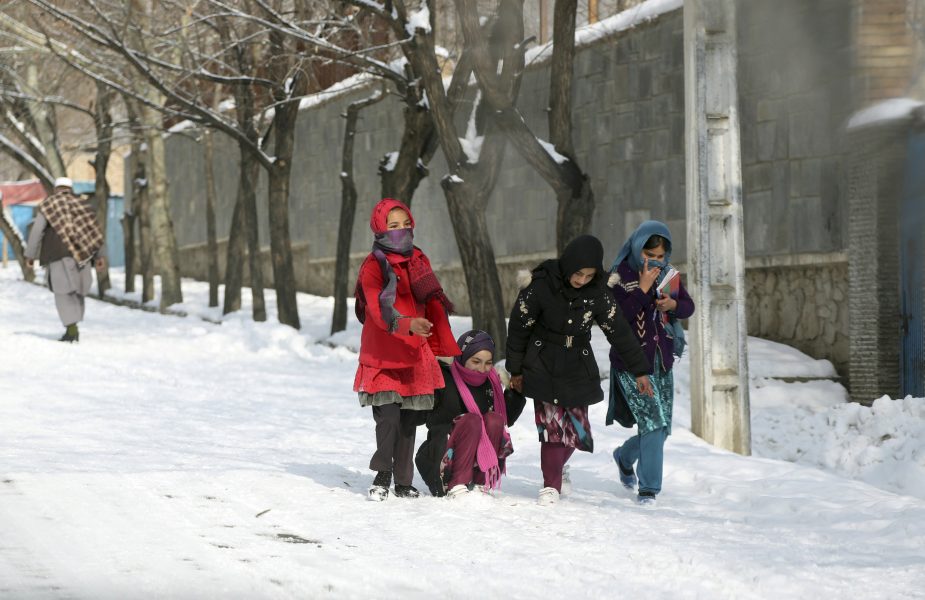 Flickor leker i snön, Paghman distriktet, Kabul.