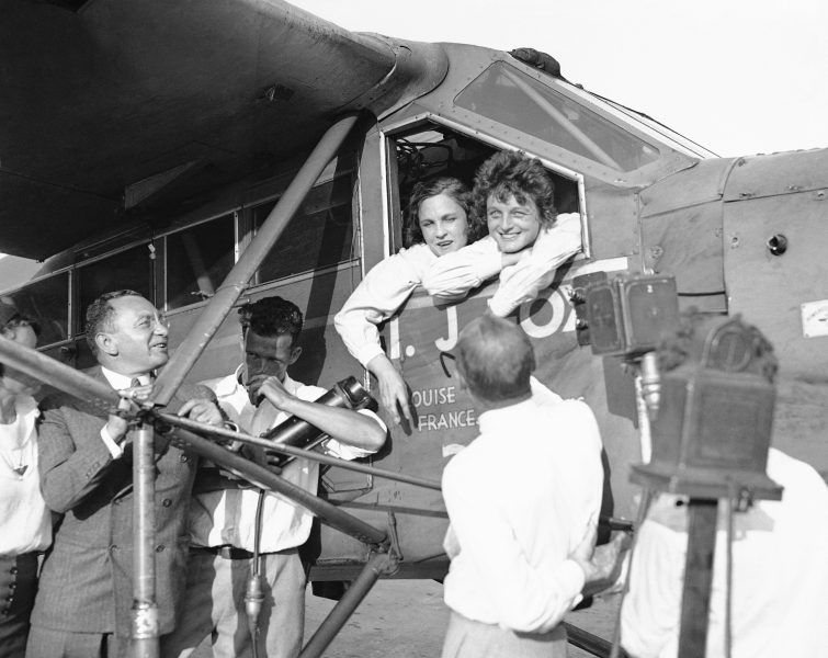 Frances Marsalis och Louise Thaden flög tillsammans i 196 timmar och 6 minuter och slog därigenom flygrekordet för kvinnor i augusti 1932.
