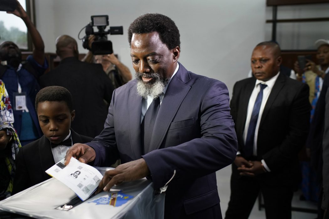 Kongo-Kinshasas nuvarande president Joseph Kabila i vallokalen.