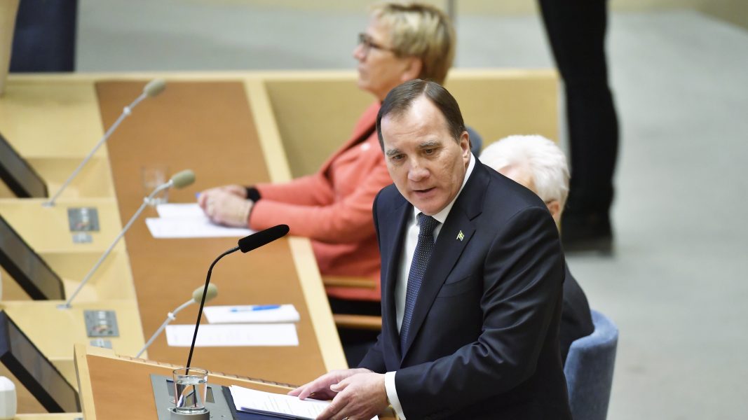 Anders Wiklund/TT | Statsminister Stefan Löfven (S) läser regeringsförklaringen i rikdagens kammare.