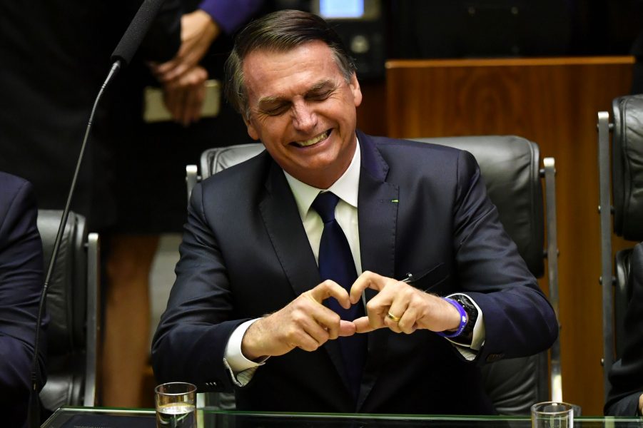 Brasliens nyblivne president Jair Bolsonaro gör att "handhjärta" minuterna innan han inför parlamentet svärs in i sitt nya ämbete.