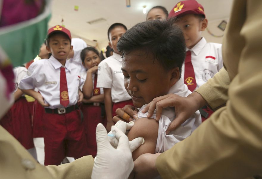 Vaccin mot difteri ges vid en skola i Indonesien 2017.