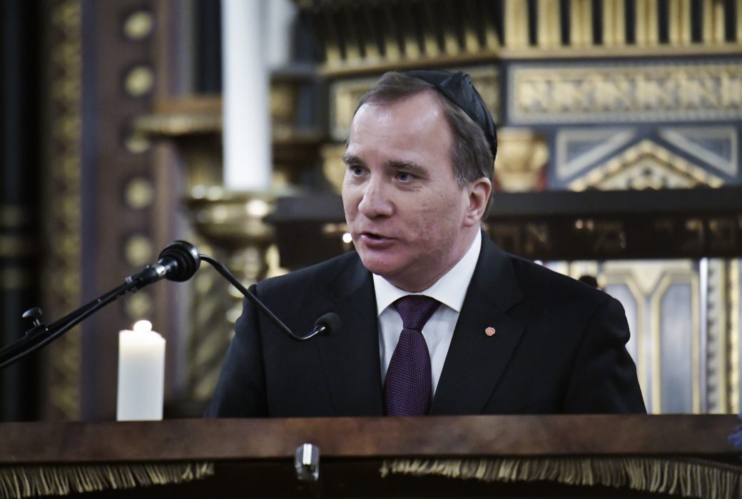 Janerik Henriksson/TT | Statsminister Stefan Löfven talade om vikten av att bevara minnena under söndagens minneshögtid för Förintelsens offer i Stora synagogan i Stockholm.