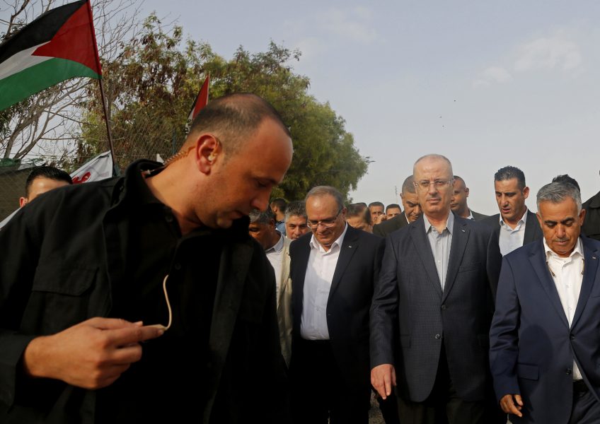 Palestiniernas avgående premiärminister Rami Hamdallah, i mitten med uppknäppt blå skjorta, på Västbanken i höstas.