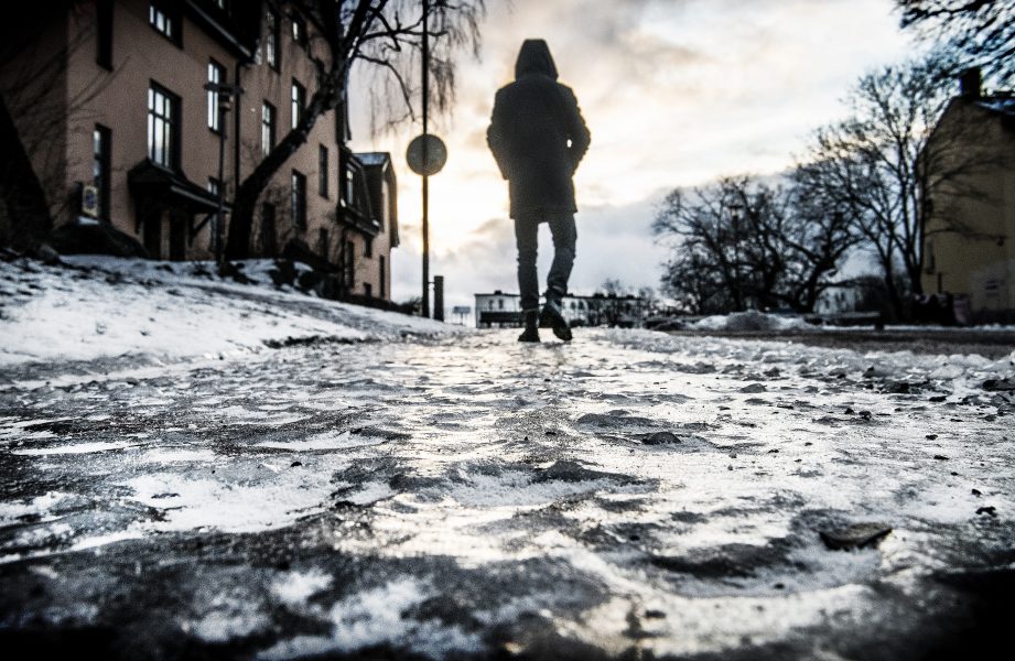 Isiga trottoarer är svårframkomliga för de flesta.