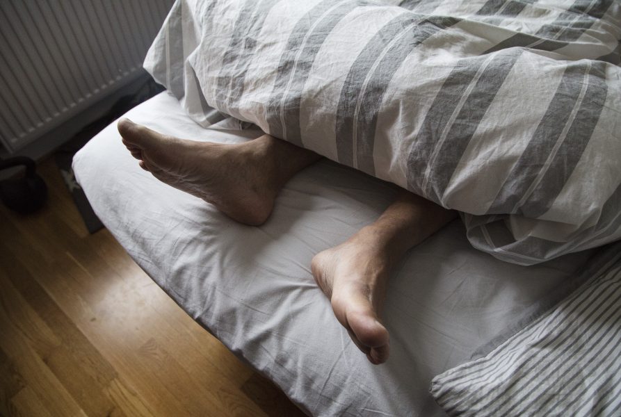 Martina Holmberg/TT | Att ligga i sängen är extra skönt när det är mörkt och kallt.