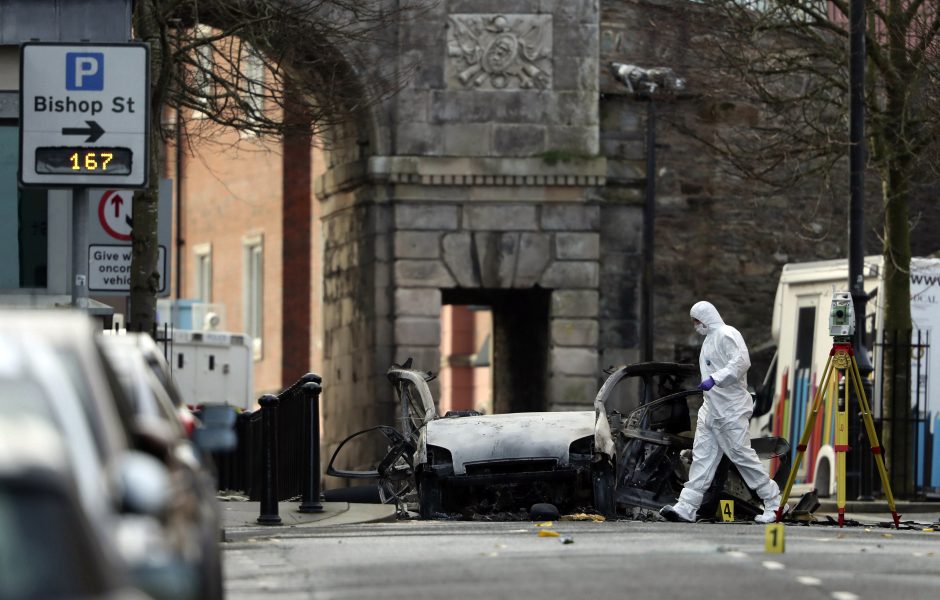 Polisens tekniker undersöker platsen där en bilbomb exploderade i Derry, Nordirland.