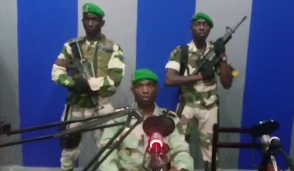 Löjtnant Kelly Ondo Obiang (i mitten) sade att militären tagit makten i Gabon.