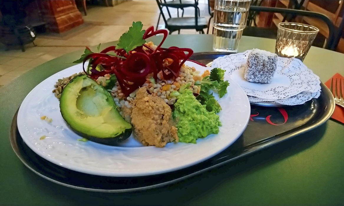 Den matiga salladen på Latteria med hummus och ärtpesto mättar gott resten av dagen.