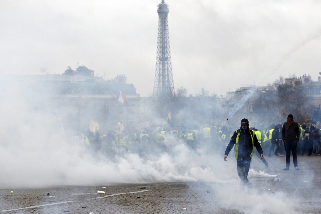På Champs Élysées i Paris sköt polisen tårgas mot demonstranterna.