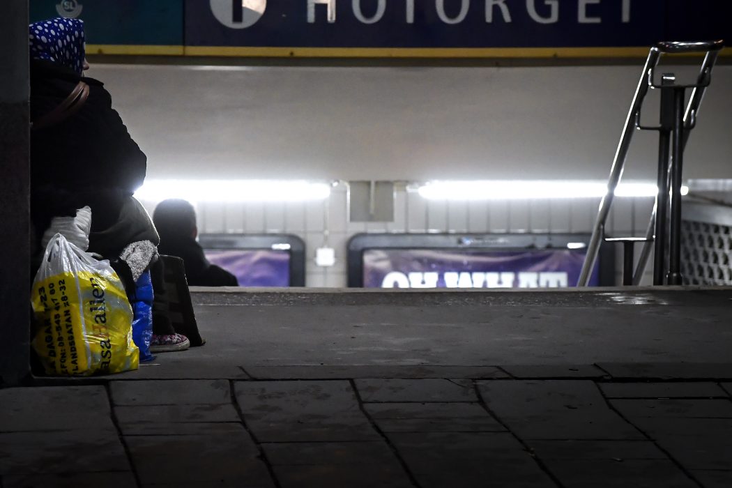 Allt färre stockholmare ger tiggande människor pengar, visar en opinionsundersökning från DN/Ipsos.