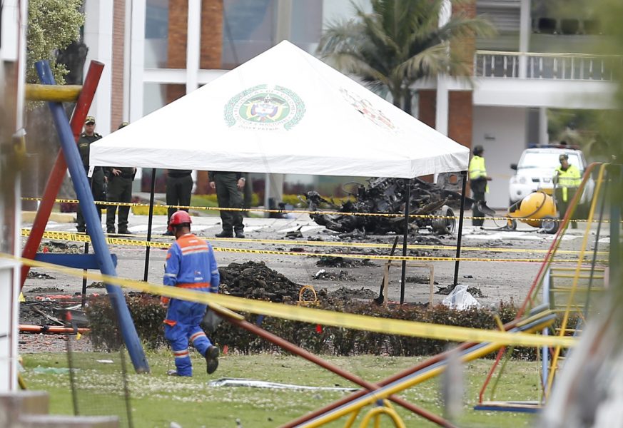 Poliser undersöker platsen där gärningsmannen detonerade en sprängladdning under en promoveringsceremoni för nya poliskadetter i Bogotá i torsdags.