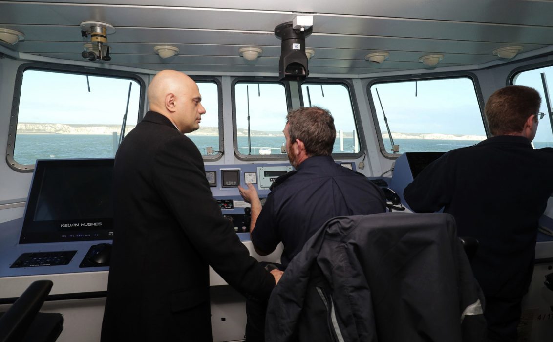 Många av migranterna som tog sig över Engelska kanalen under 2018 gjorde det under årets tre sista månader, enligt inrikesminister Sajid Javid (till vänster).