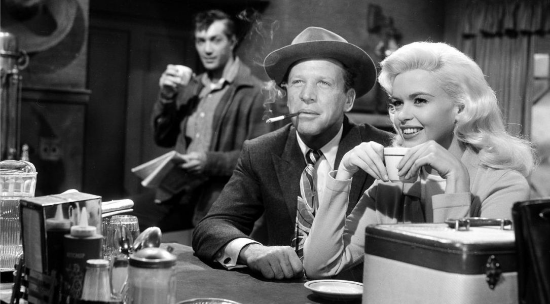 Ett par amerikanska filmskådespelare tar en fika under filminspelningen 1957.
