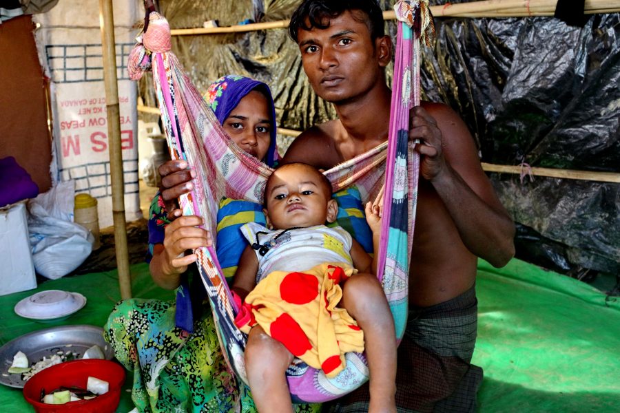 Rohingyerna Mohammad Faisal och hans hustru Hajera tillsammans med sitt barn vid flyktinglägret Teknaf Nature's Park i Bangladesh.