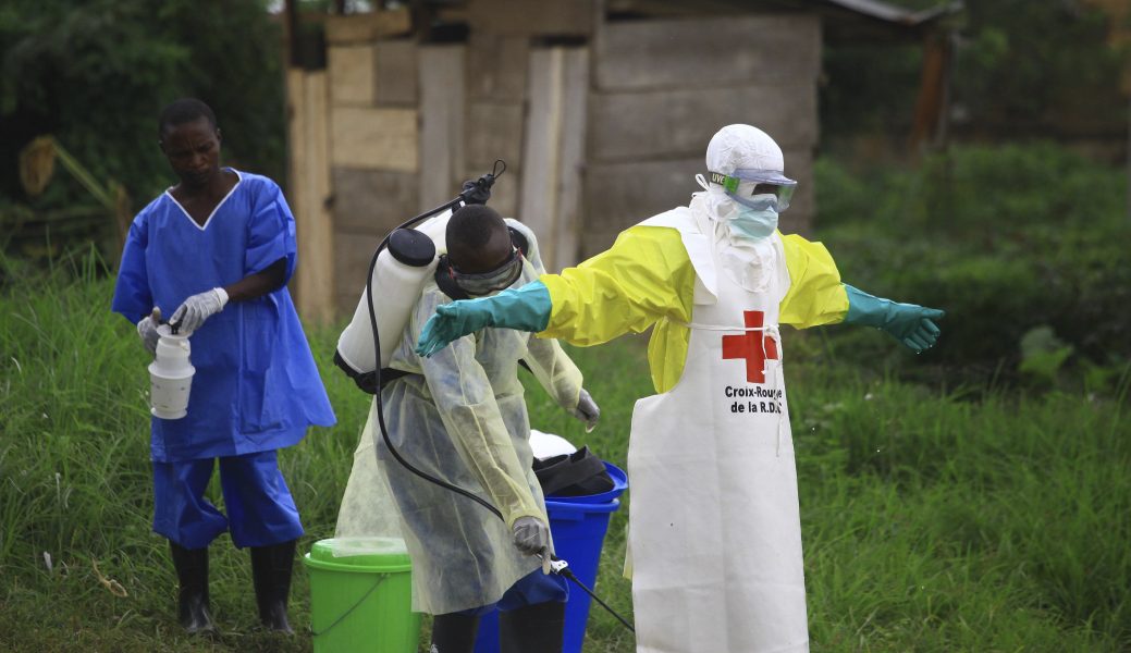 Ebola är, trots de dramatiska bilderna och den intensiva nyhetsrapporteringen, inte särskilt smittsamt säger Helena Nordenstedt, forskare och läkare vid KI.