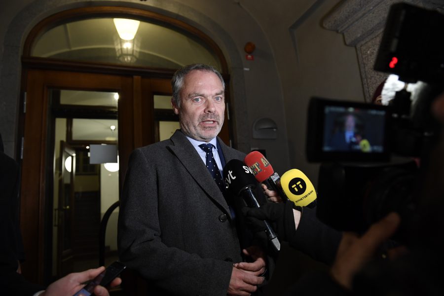 Liberalernas partiledare Jan Björklund svarar på journalisters frågor efter möten i Liberalernas partistyrelse och riksdagsgrupp.