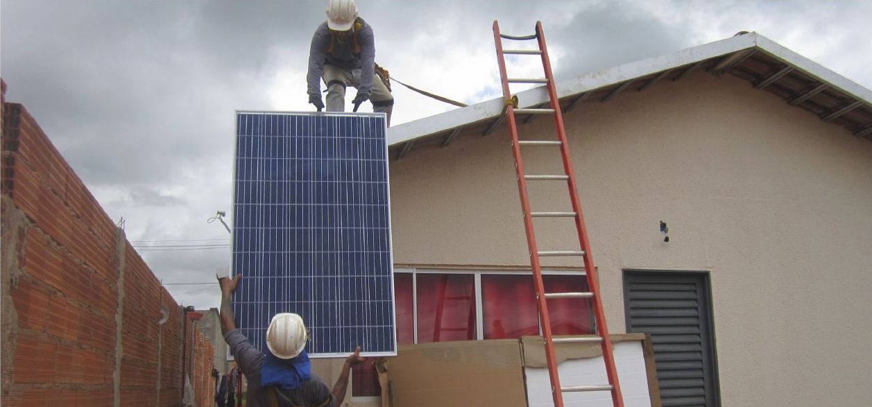Bostäder i området Maria Pires Perillo får solpaneler installerade.