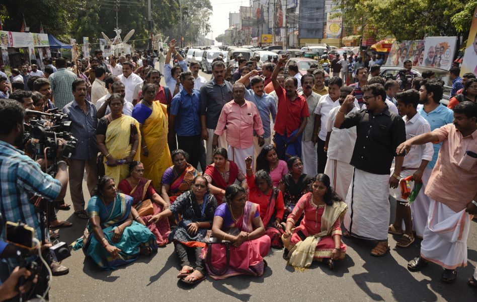 Demonstranter blockerar trafiken vid en gata i Thiruvananthapuram, delstatshuvudstad i Kerala, på onsdagen efter nyheten om att två kvinnor besökt det hinduiska templet Sabarimala.