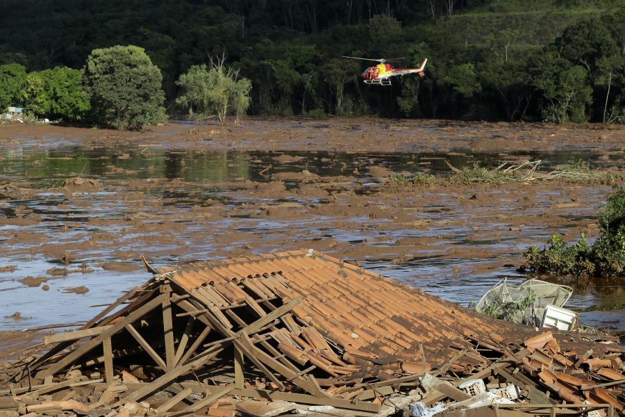 Helikopterburna räddningsarbetare letar offer efter dammkollapsen.