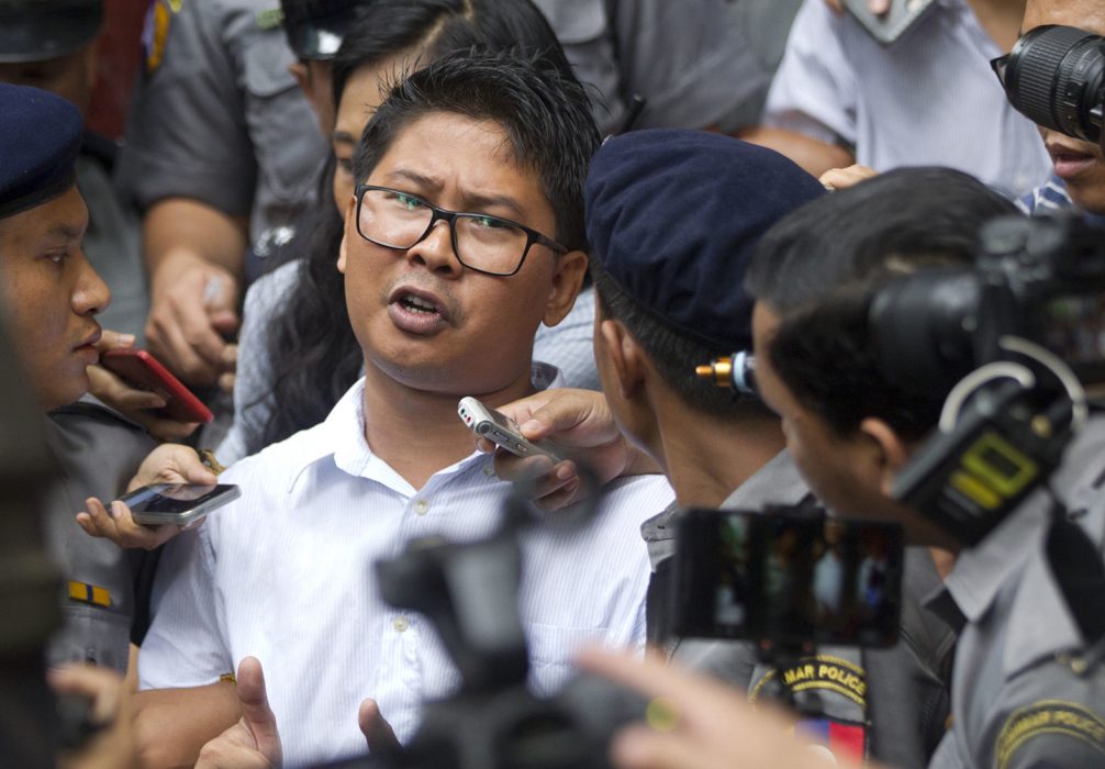 Reutersjournalisten Wa Lone intervjuas medan han förs bort av polis efter ett domstolsförhör i Rangoon september i fjol.