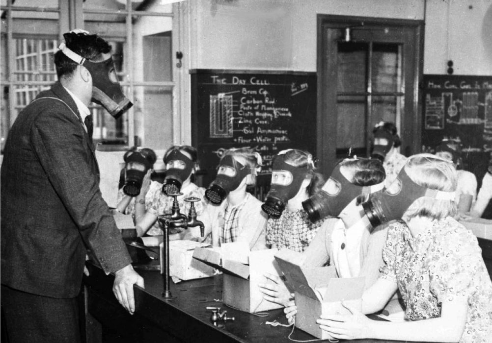 Gasmaskträning i en skola i Yorkshire 1939.