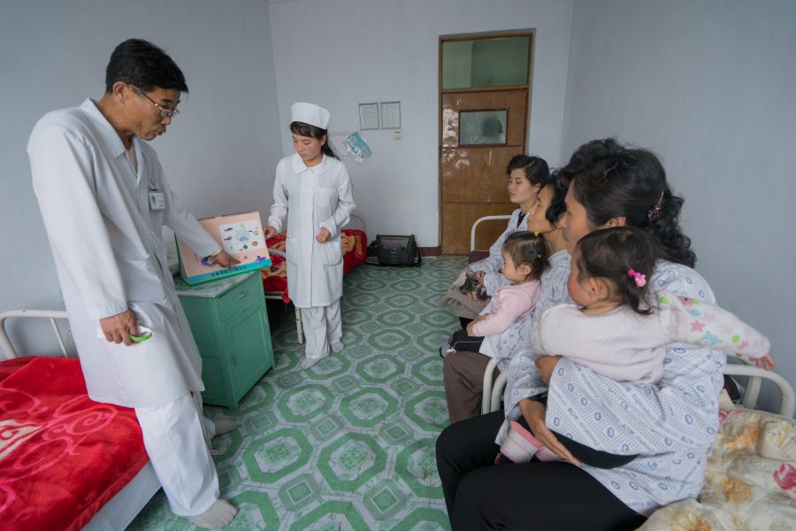 Barnläkaren Ri Song Hwan tar emot mammor och deras barn på ett sjukhus i Jongju i Nordkorea.
