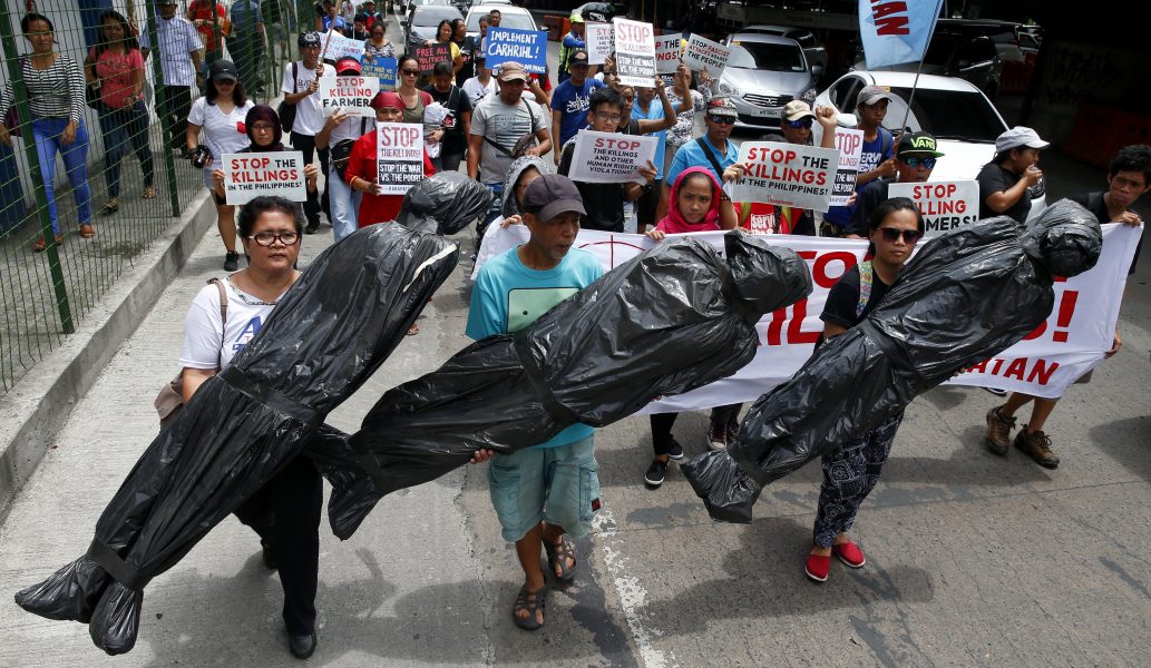 Demonstranter i Quezon, norr om Manila, bär på dockor som symboliserar de många människor som dödats i det så kallade kriget mot narkotikan.